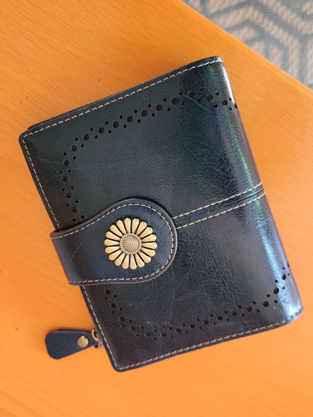 Sendefn Navy Leather Trifold Wallet with Sunflower Concho — RFID Blocking